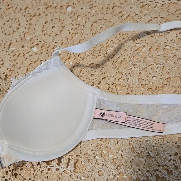 White Underwire Bra with Lace Texture and Adjustable Straps - Picture 5 of 7
